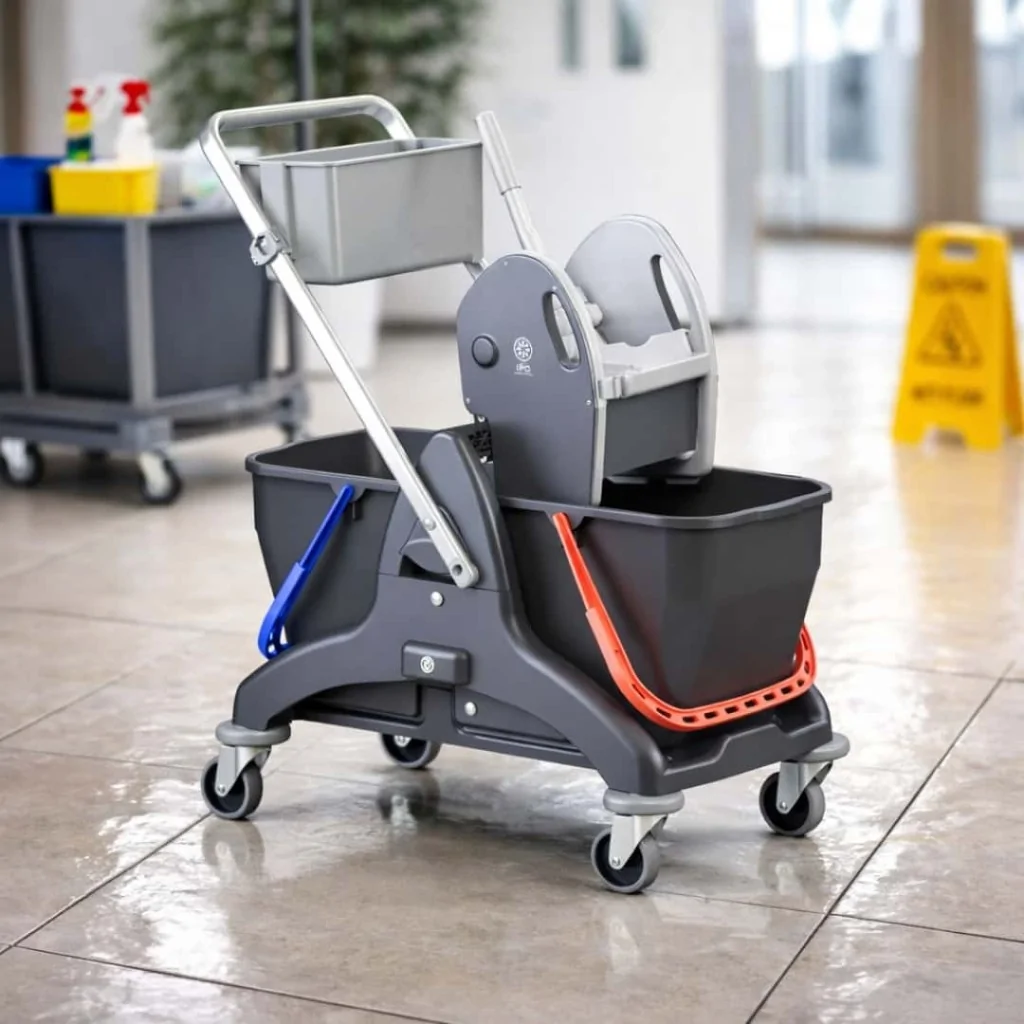 Carrello Pulizie Bis Black 2P con Vaschetta e Strizzatore IPC