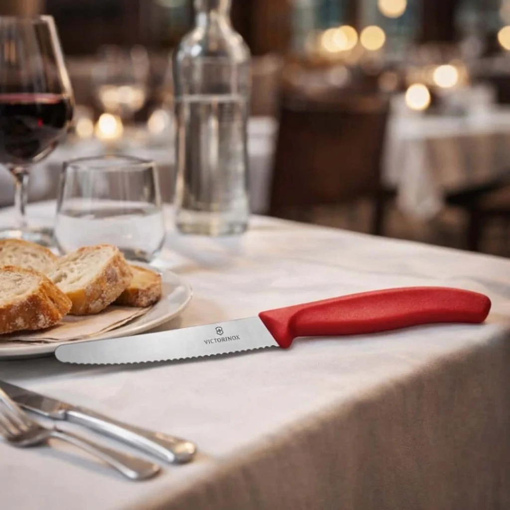 Coltello Tavola Seghettato Rosso Swiss Classic 11 cm VICTORINOX