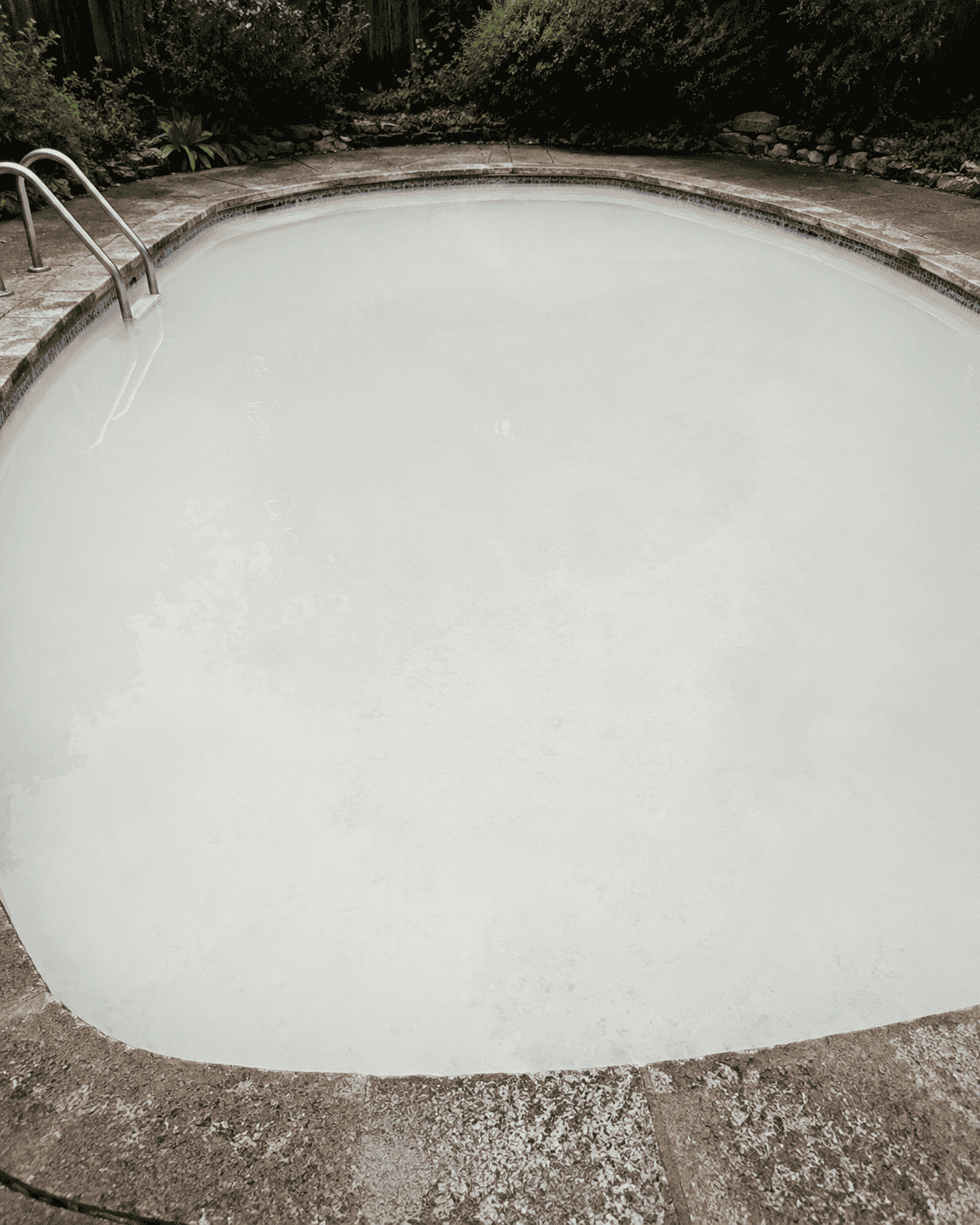 Piscina con acqua torbida e lattiginosa che vela il fondo