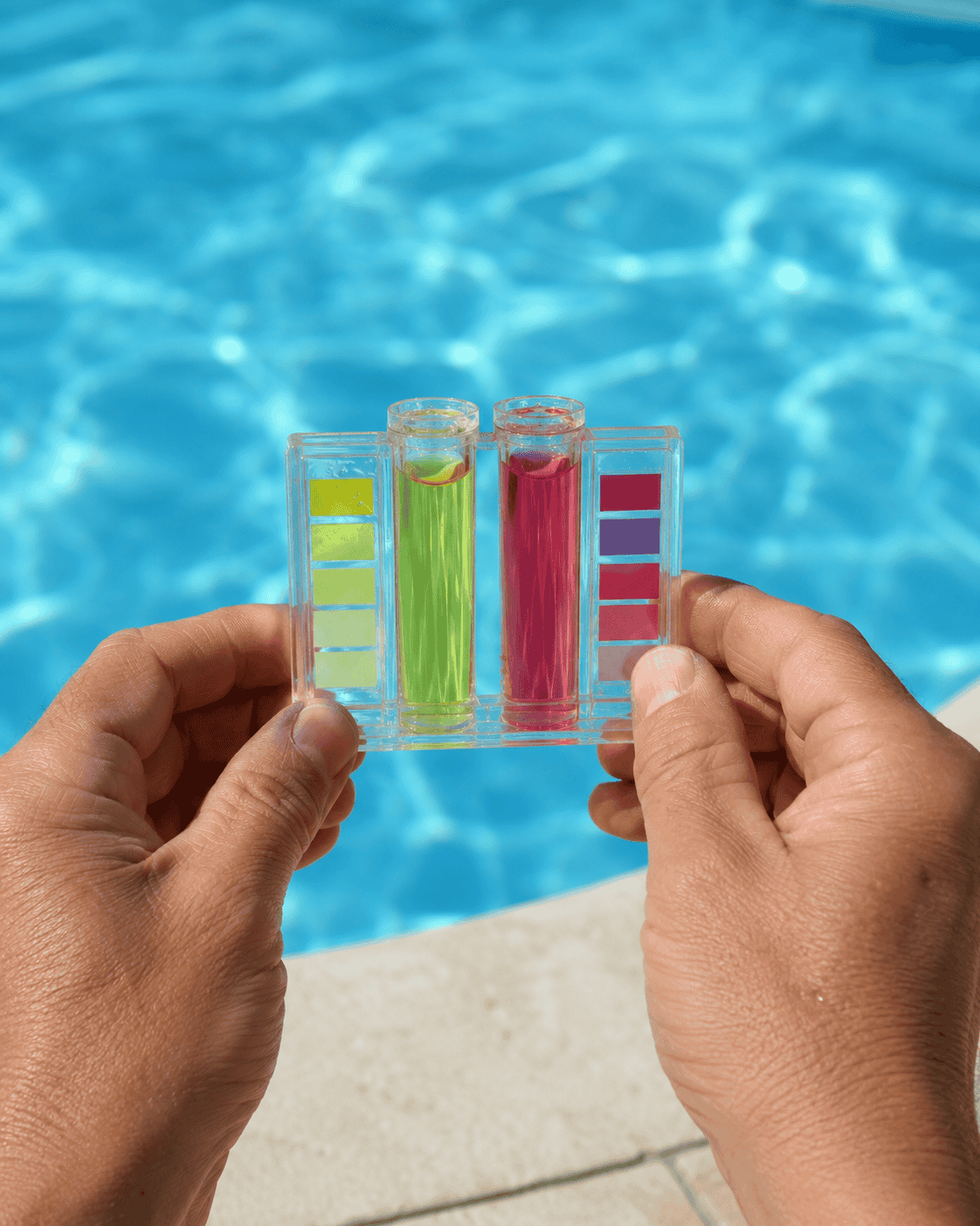 Misurazione di cloro e pH dell'acqua della piscina con kit tester