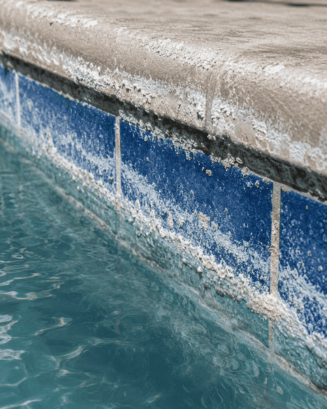 Depositi di calcare sulla linea d'acqua del bordo piscina