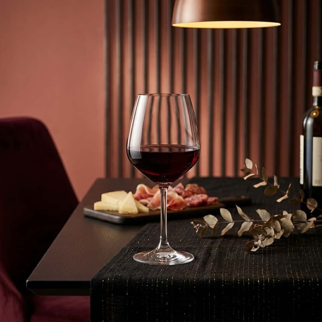 Calici per il vino nel servizio HoReCa — bianco, rosso, ballon e degustazione