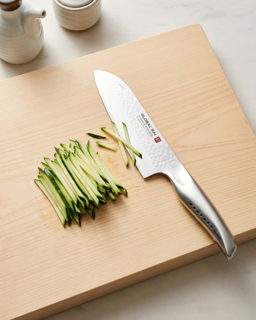 Coltello santoku giapponese Global con lama alveolata per verdure e pesce crudo