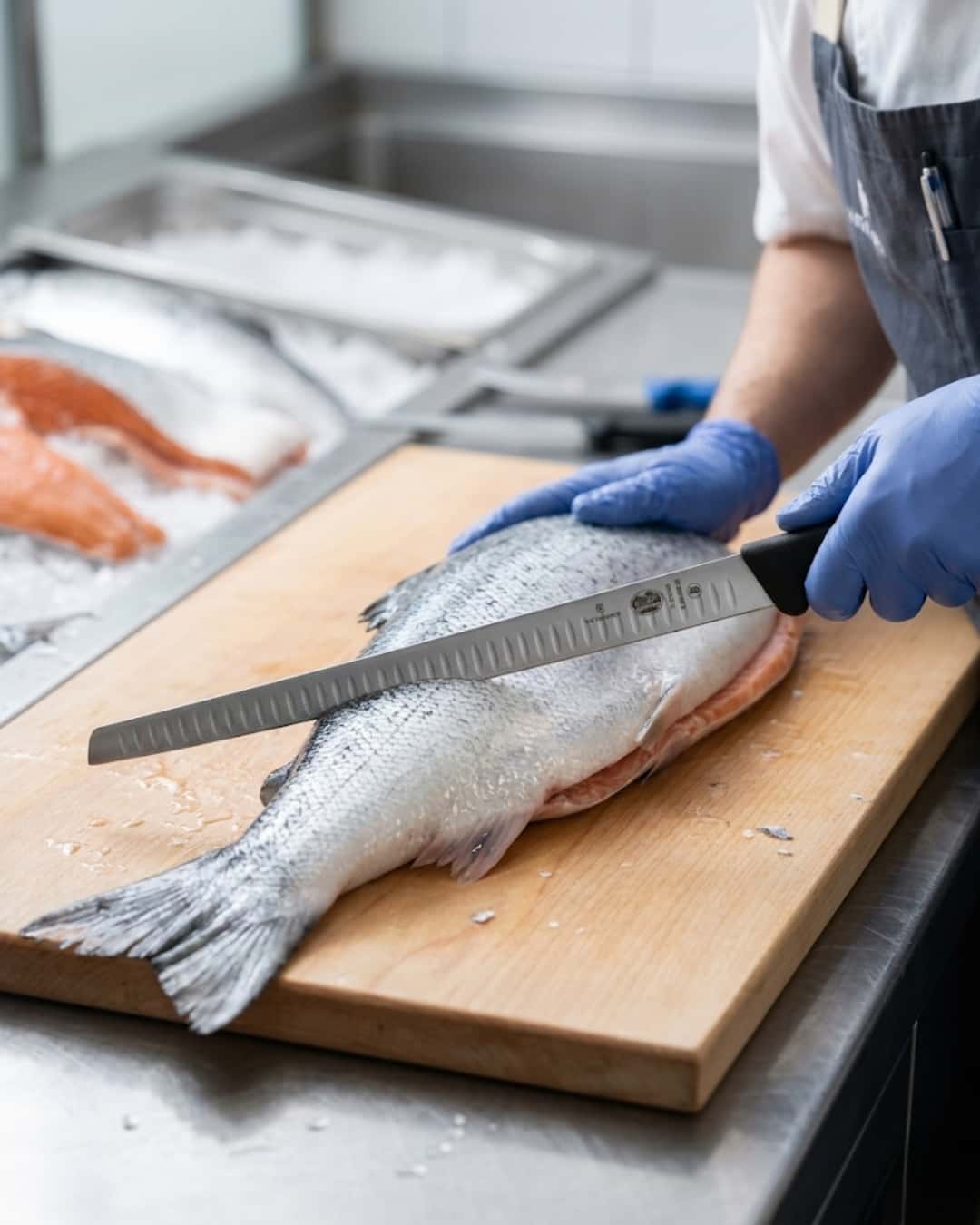 Coltello per filettare e sfilettare pesce con lama flessibile alveolata