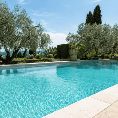Trattamento acqua piscina: cloro, pH e rimedi per acqua verde e torbida